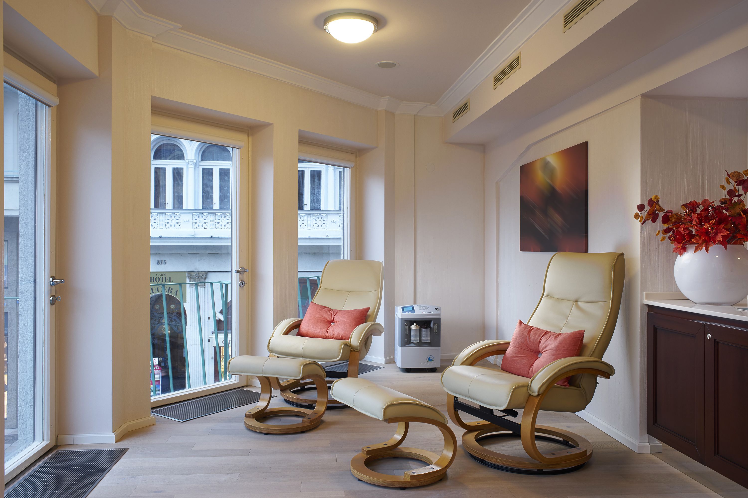 sauna, hot tub, aromatherapy, hot stone massages, deep-tissue massages