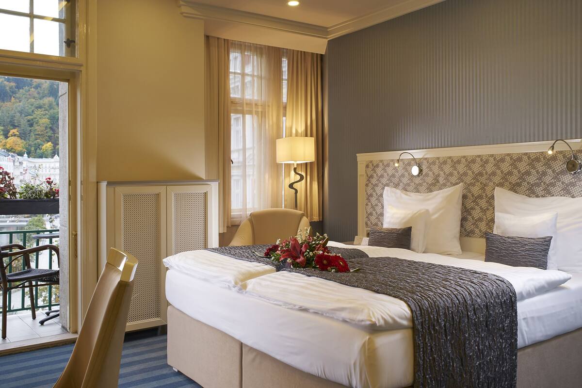 deluxe double or twin room, balcony | in-room safe, blackout curtains, iron/ironing board