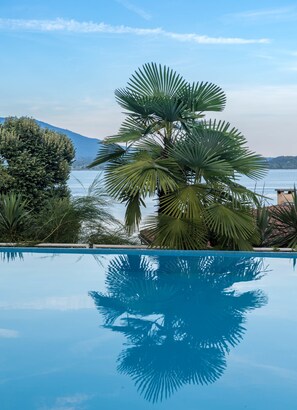 季节性开放的室外游泳池