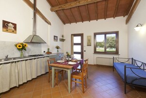 Refrigerador, horno, placa de cocina, utensilios de cocina