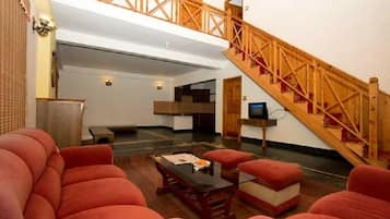 Suite de lujo, 4 habitaciones | Sala de estar | Televisión de pantalla plana