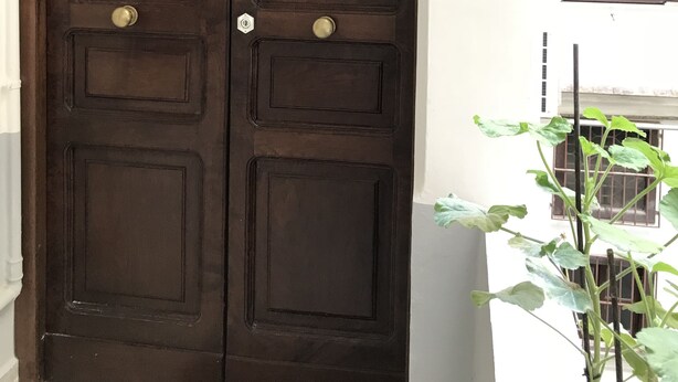 A dark wooden double door with a sign that reads "Bed & Breakfast Le Marinelle." - B&B Le Marinelle (Salerno)