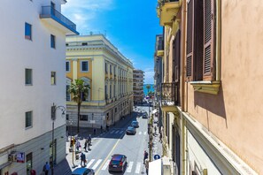 A street view with buildings, cars, and pedestrians. - B&B Le Marinelle (Salerno)