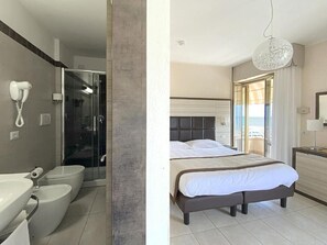 Ropa de cama de alta calidad y caja de seguridad en la habitación 