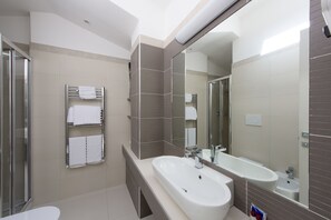 Shower, free toiletries, hair dryer, bidet - Hotel Capri & Residence (Camaiore)