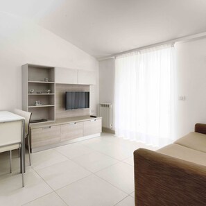 Flat-screen TV, books - Hotel Capri & Residence (Camaiore)
