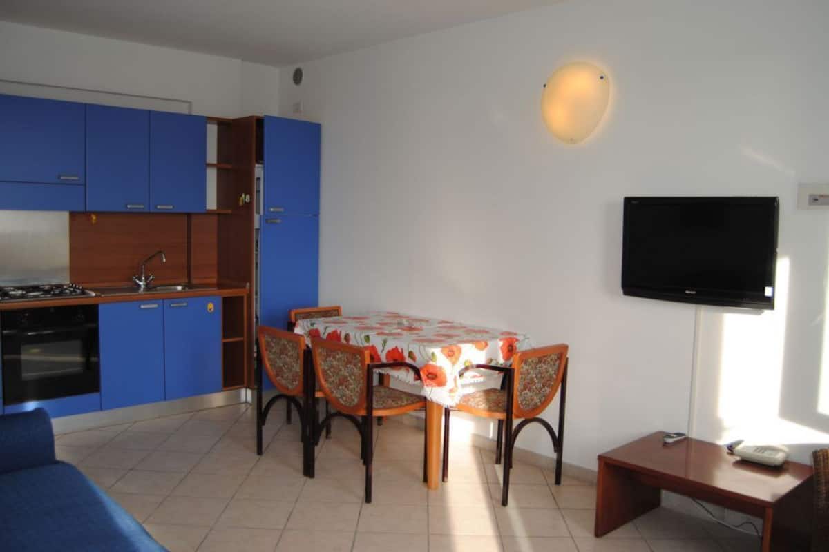 Apartment, 2 Bedrooms | Private kitchen | Fridge, cookware/dishes/utensils