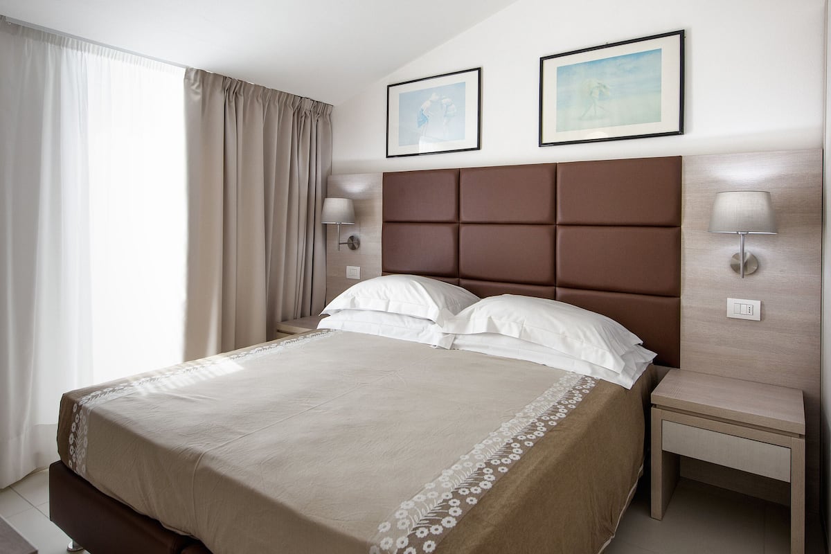 1 habitación, caja de seguridad en la habitación y escritorio