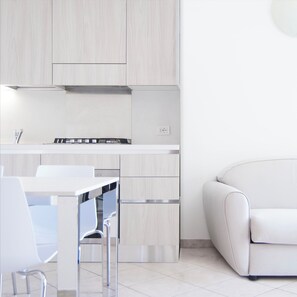 Flat-screen TV, books - Hotel Capri & Residence (Camaiore)