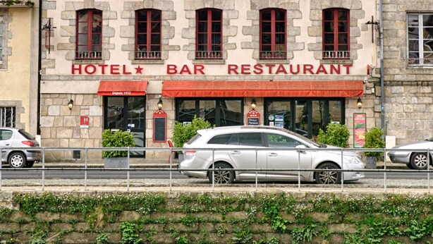 A building with a sign reading "Le Bizeux HOTEL BAR RESTAURANT." - Le Brizeux (Quimperle)