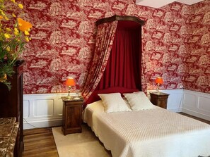 Decoración personalizada, muebles diferentes, escritorio y wifi gratis