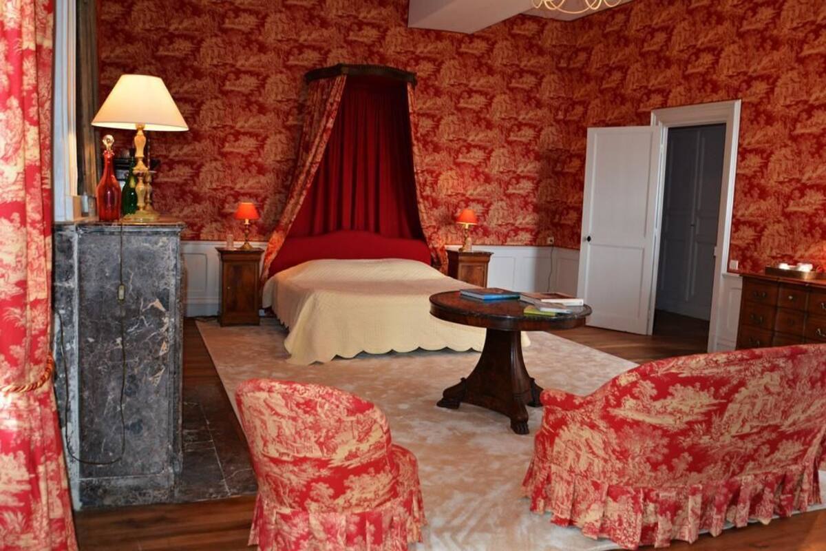 Decoración personalizada, muebles diferentes, escritorio y wifi gratis