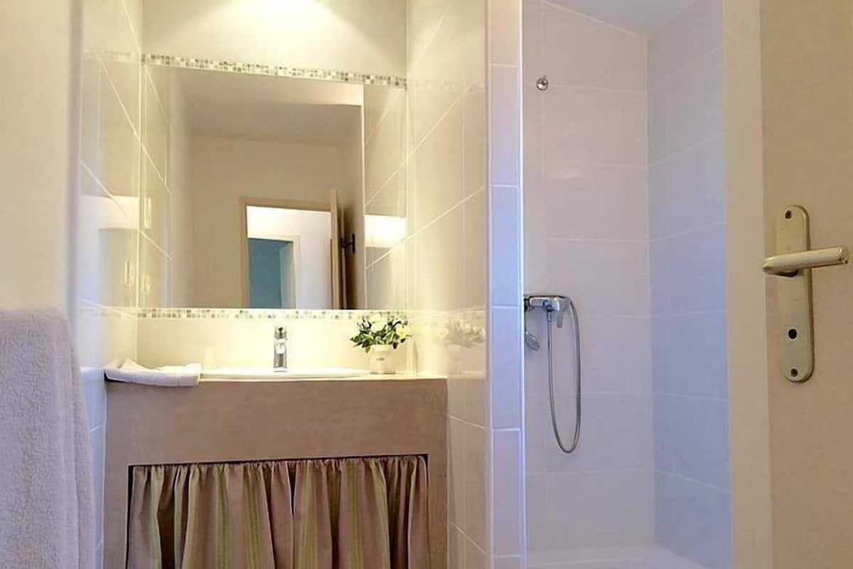 Family Suite, 2 Bedrooms, Pool View | Bathroom | Shower, free toiletries, hair dryer, towels