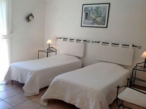 Familien-Suite, 2 Schlafzimmer, Poolblick | Individuell dekoriert, individuell eingerichtet, Verdunkelungsvorhänge