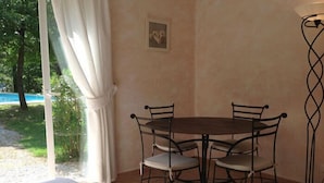 Suite, 2 habitaciones, vista a la alberca | Cortinas blackout, insonorización y wifi gratis