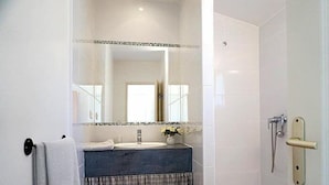 Suite familiar, 2 habitaciones, cocineta, vista a la alberca | Baño | Regadera, amenidades de baño gratuitas, secadora de cabello, toallas