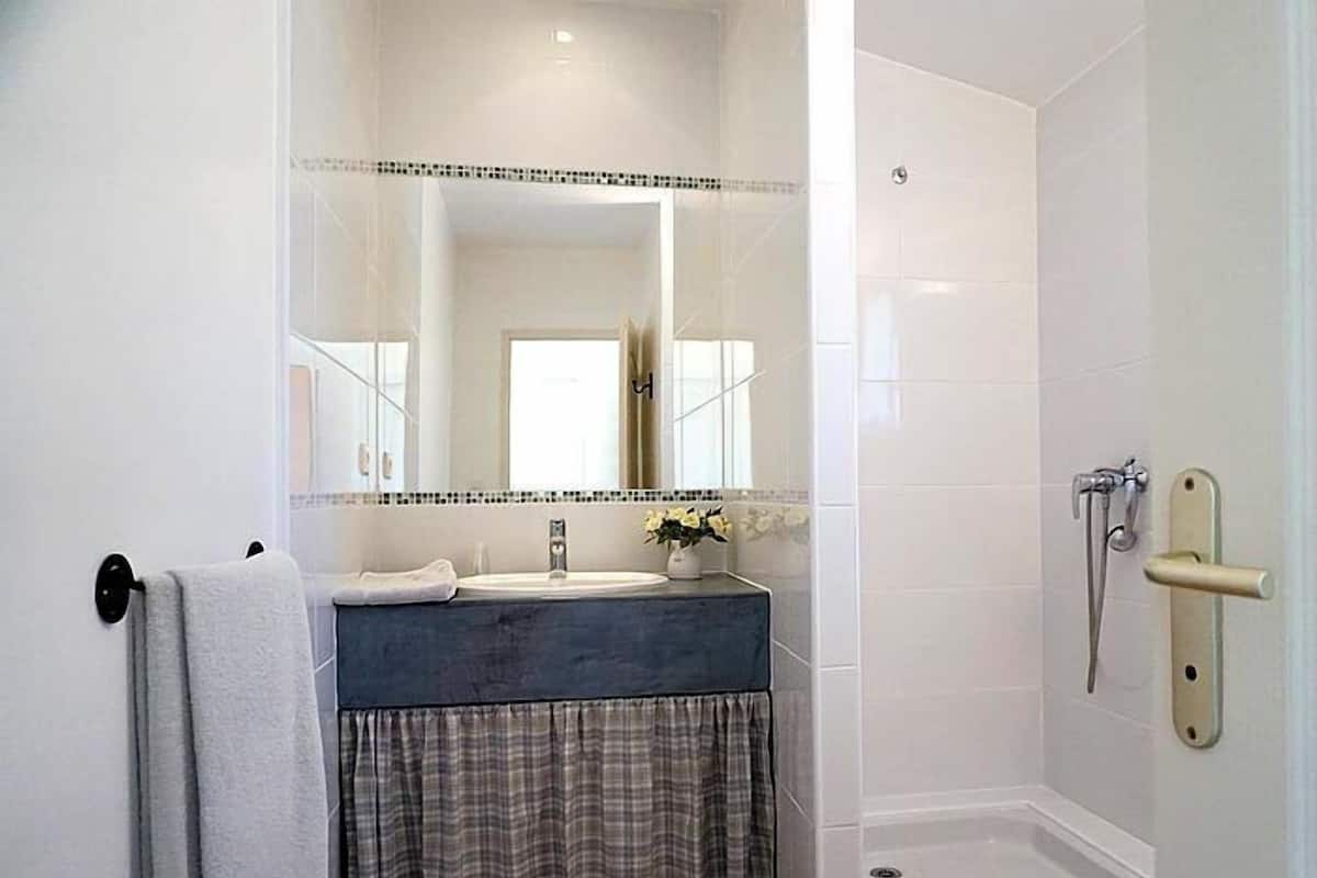 Family Suite, 2 Bedrooms, Kitchenette, Pool View | Bathroom | Shower, free toiletries, hair dryer, towels