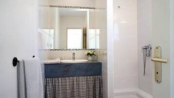 Family Suite, 2 Bedrooms, Kitchenette, Pool View | Bathroom | Shower, free toiletries, hair dryer, towels