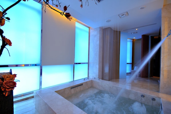 Superior Double Room | Bathroom | Separate tub and shower, jetted tub, rainfall showerhead - Dubai Motel (Yilan)