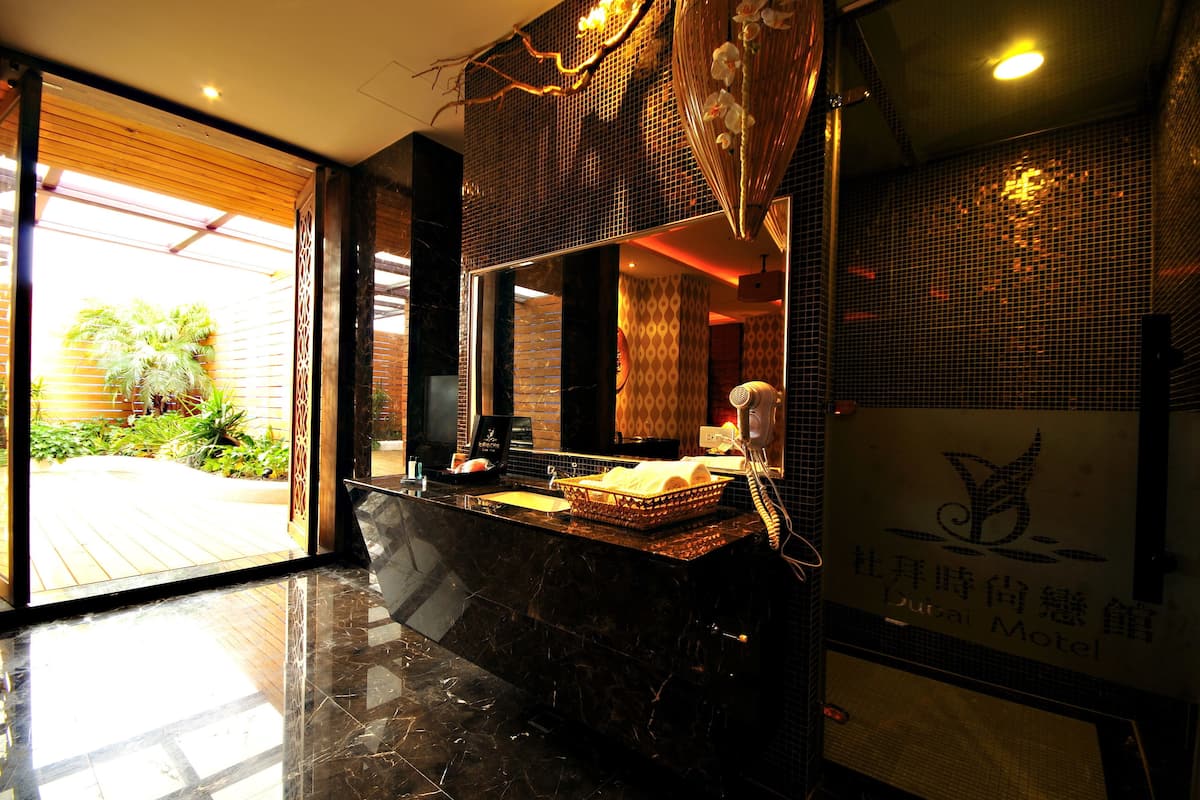 deluxe double room | bathroom sink