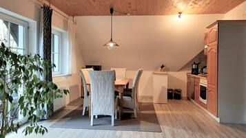 Superior Apartment, Private Bathroom, Garden View (Typ D Balkon) | Dining