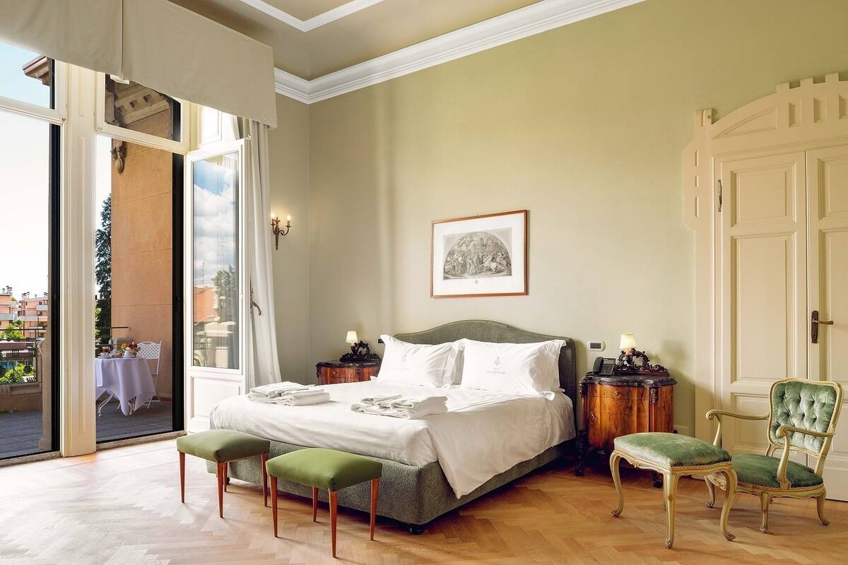 Premium bedding, minibar, in-room safe, desk