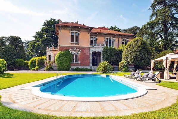Outdoor pool, open 10 AM to 7 PM, pool loungers