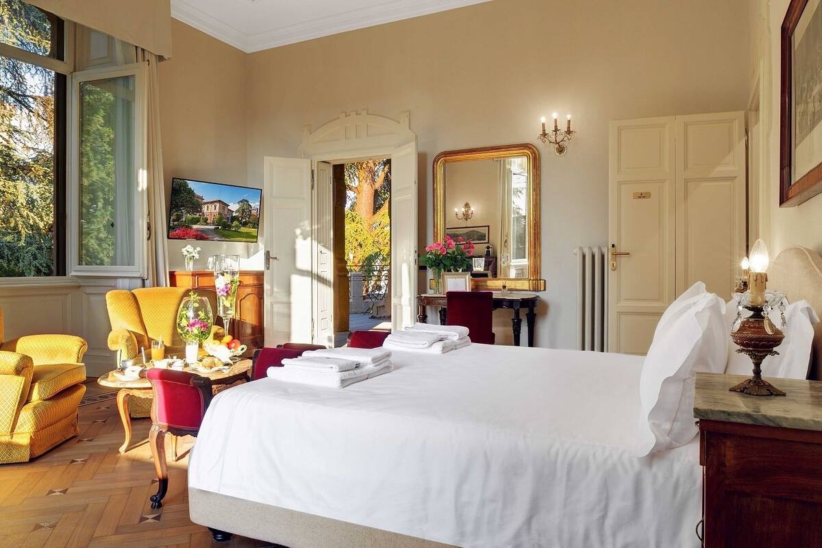 Premium bedding, minibar, in-room safe, desk