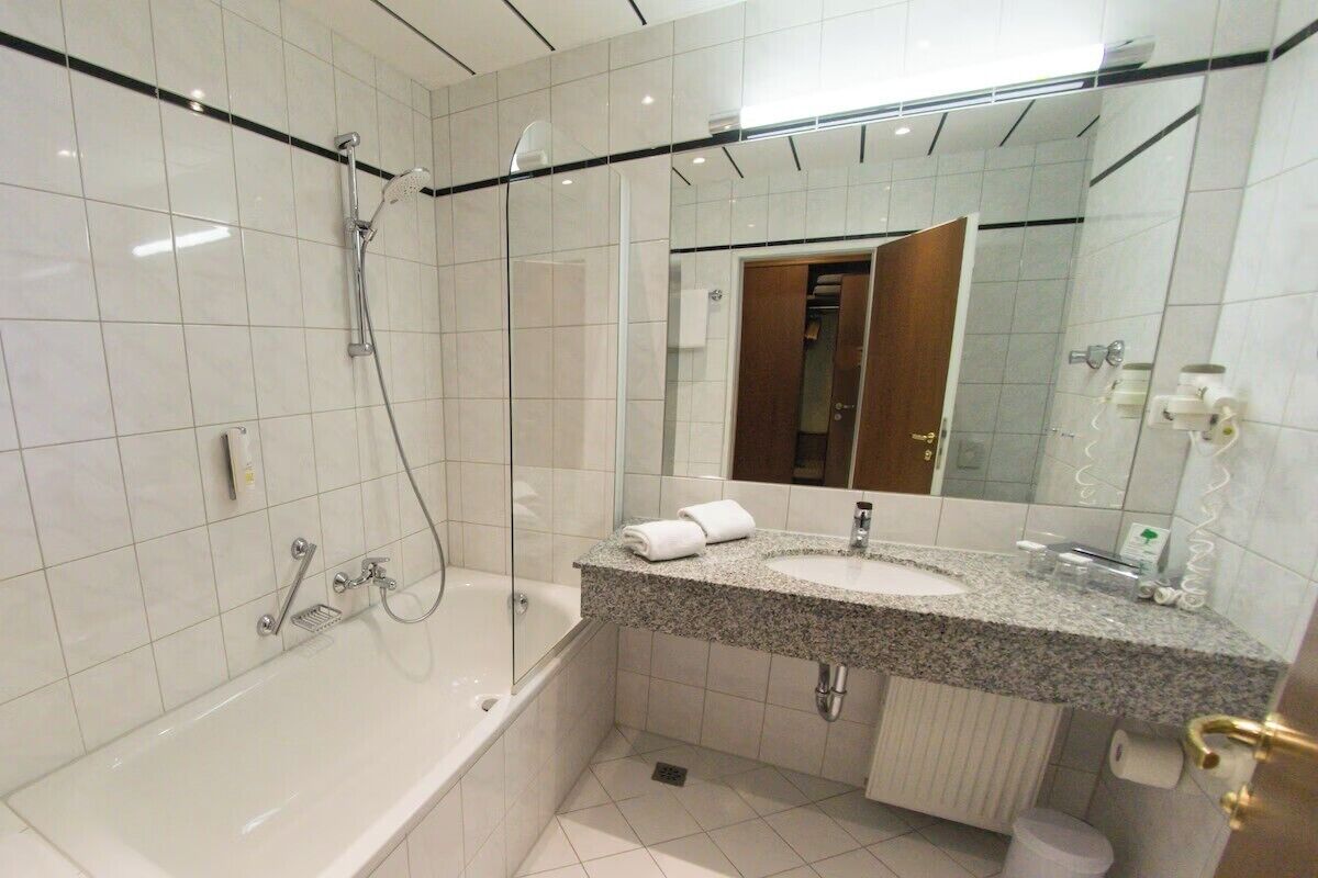 Suite Présidentielle | Salle de bain | Articles de toilette gratuits, sèche-cheveux, serviettes fournies