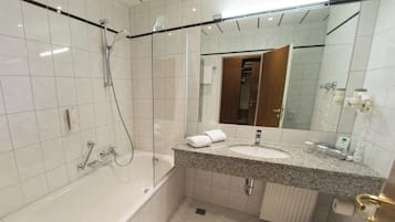 Suite Présidentielle | Salle de bain | Articles de toilette gratuits, sèche-cheveux, serviettes fournies
