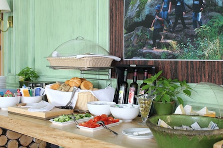 Café da manhã com buffet grÔtis todos os dias