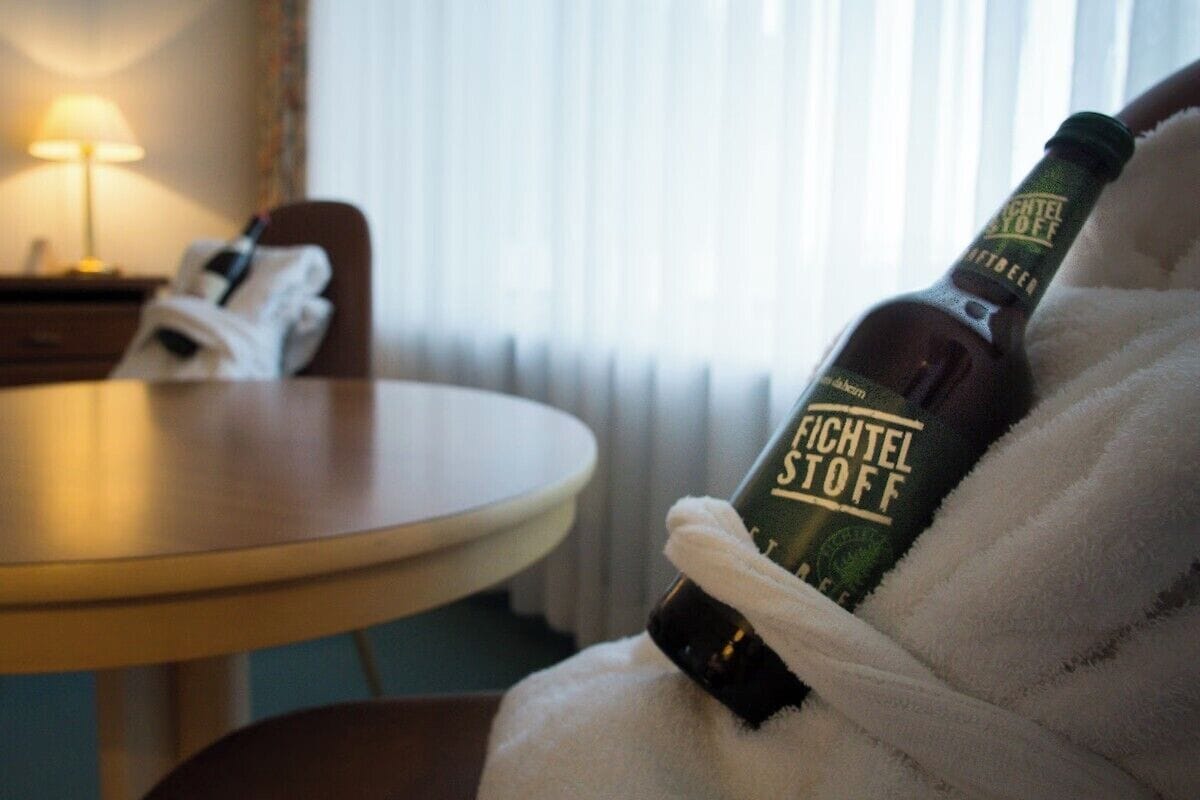 Uma garrafa de cerveja Fichtel Stoff em um quarto de hotel.