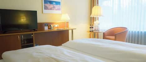Junior Suite | Desk, blackout drapes, WiFi (free), bed sheets