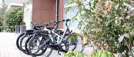 Bicicletas estacionadas frente a un edificio de fachada de ladrillo.
