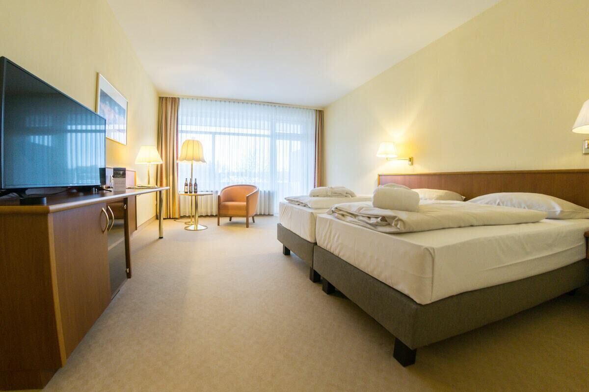 Junior Suite | Desk, blackout drapes, WiFi (free), bed sheets