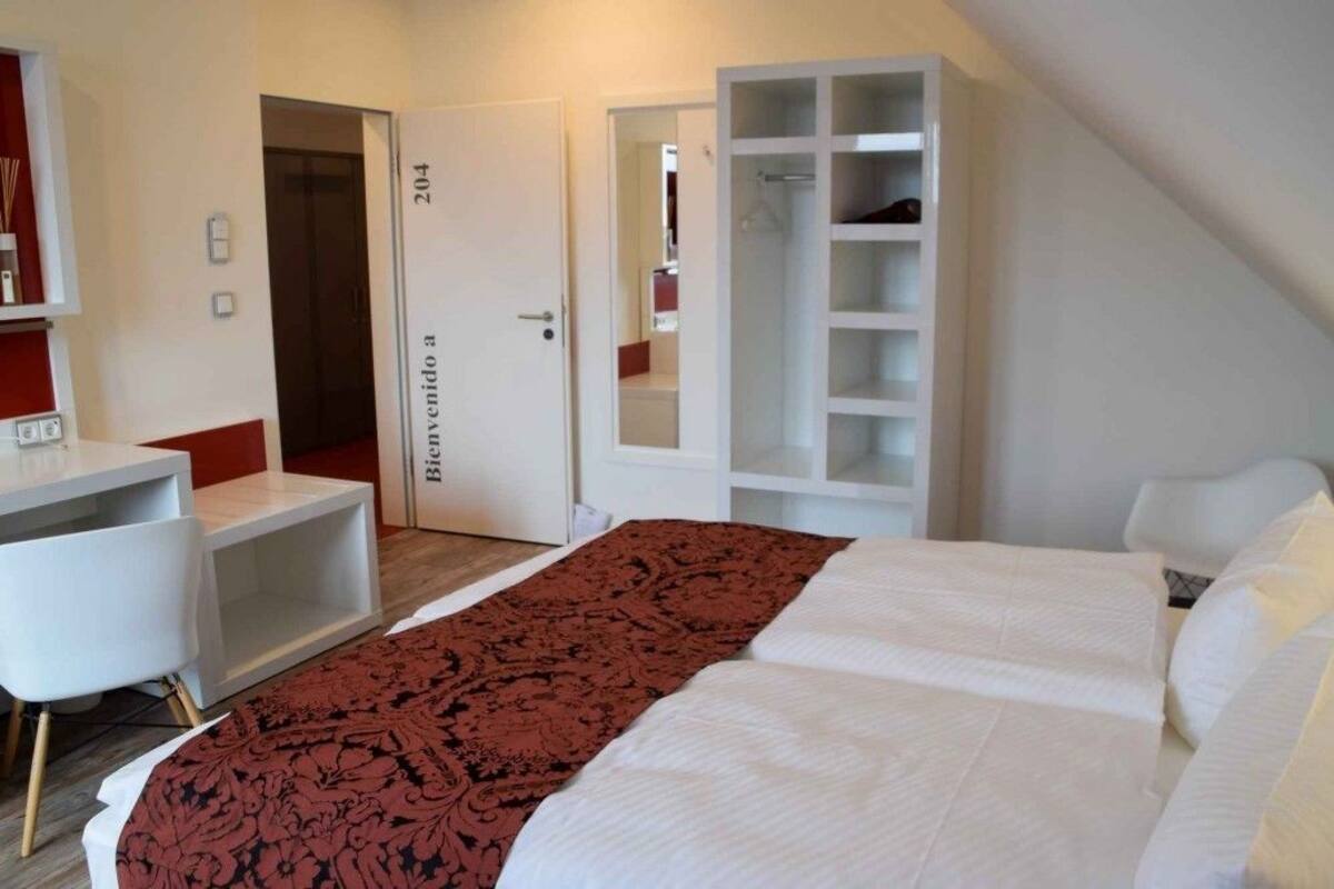 standard double room | in-room safe, desk, soundproofing, free wifi