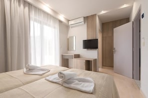 Minibar, Schreibtisch, Verdunkelungsvorhänge, schallisolierte Zimmer
