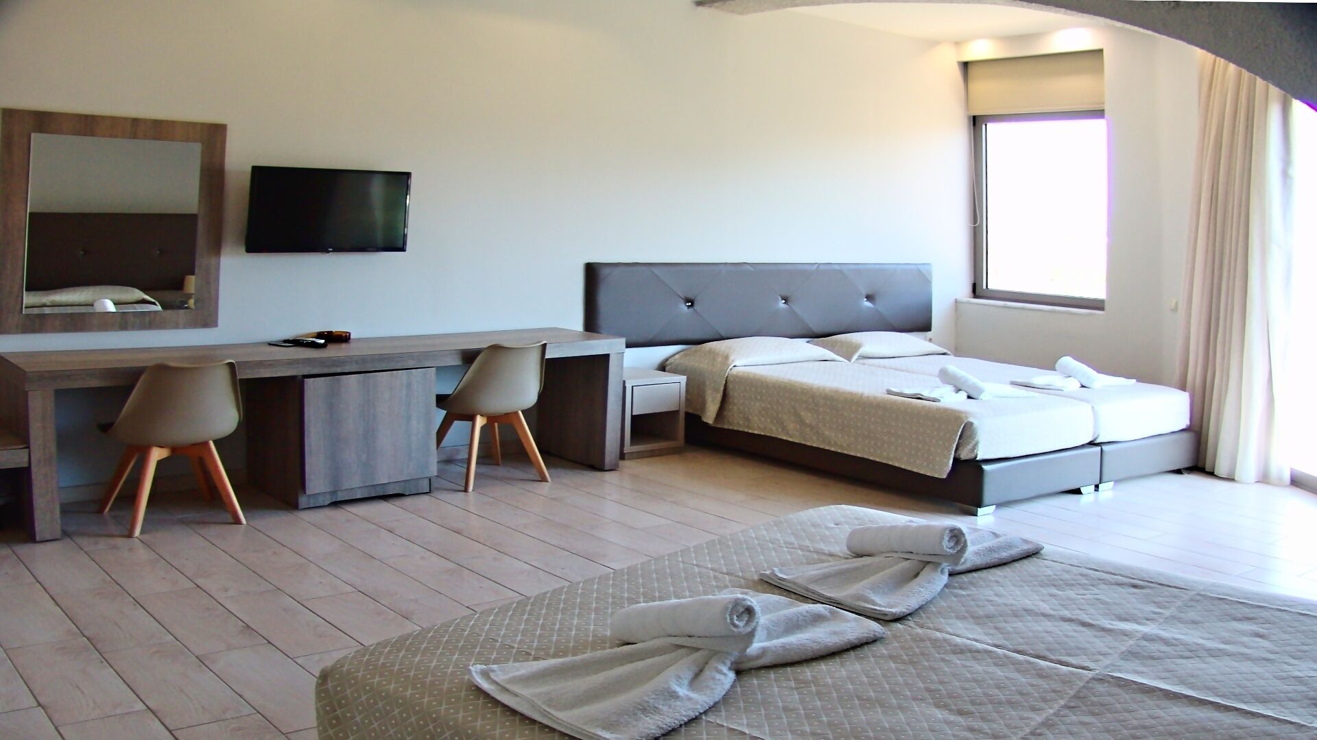 deluxe suite, 1 bedroom | minibar, desk, blackout curtains, soundproofing