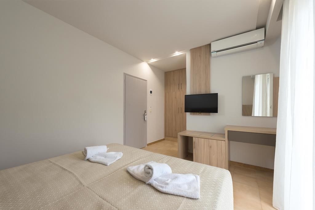 deluxe double room | minibar, desk, blackout curtains, soundproofing