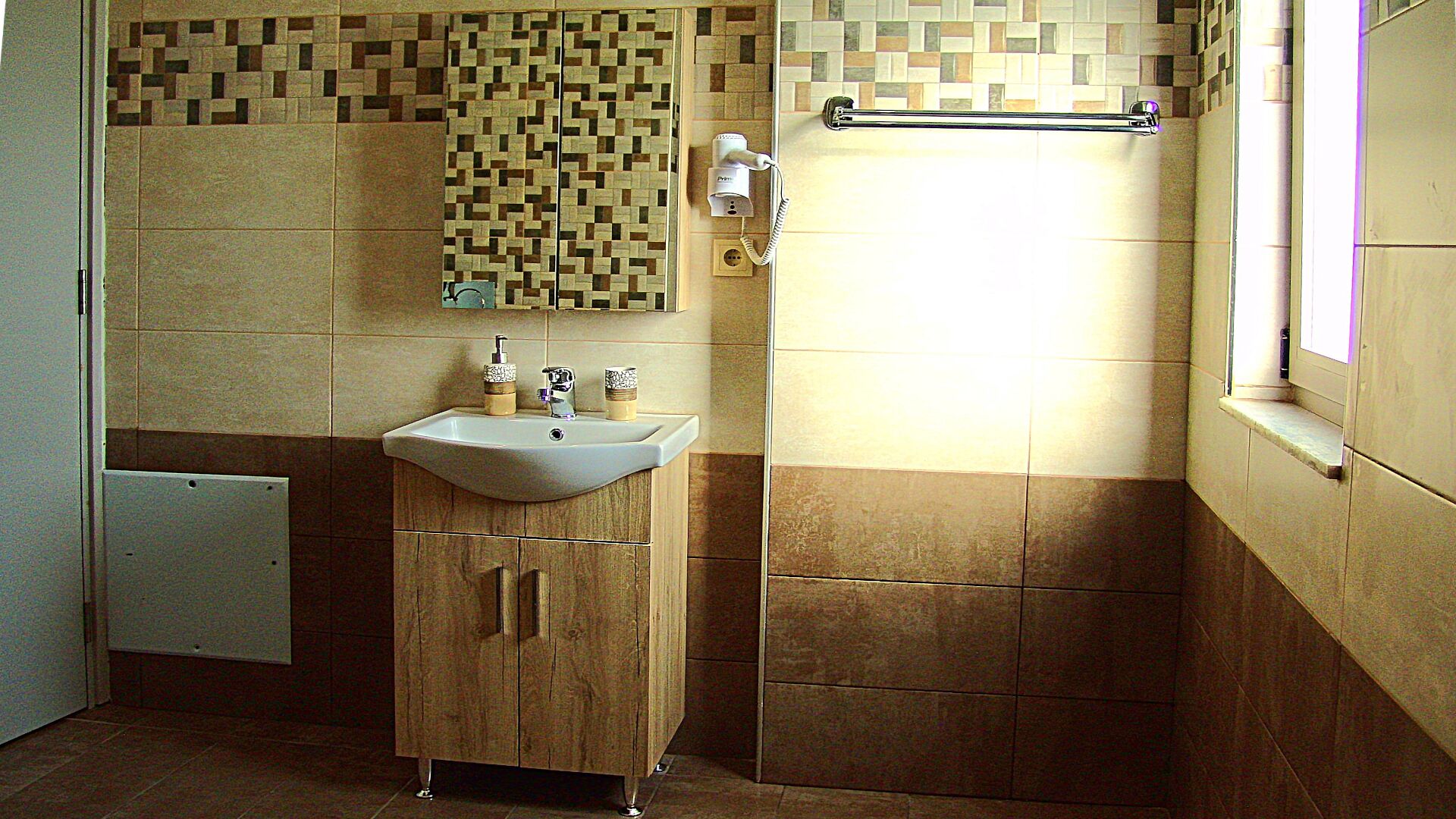 deluxe suite, 1 bedroom | bathroom | shower, free toiletries, hair dryer, towels