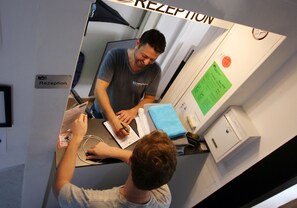 Reception - The Penny Pincher Inn - Hostel (Cologne)