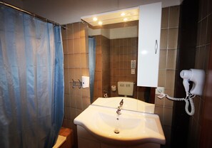 1 Bed in a Mixed Dormitory for 6 | Bathroom | Shower, towels - The Penny Pincher Inn - Hostel (Cologne)