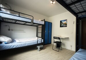 1 Bed in a Mixed Dormitory for 4 | Iron/ironing board, free WiFi - The Penny Pincher Inn - Hostel (Cologne)