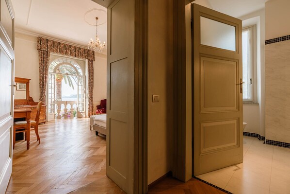 Phòng Suite, quang cảnh hồ, tòa nhà phụ | Bộ đồ giường cao cấp, chăn bông, két bảo mật tại phòng, bàn