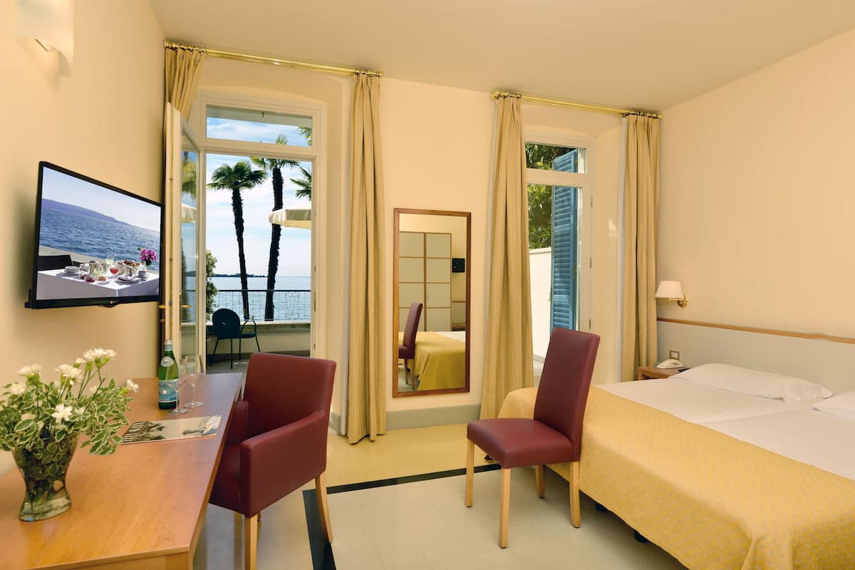 Suite, uitzicht op meer | Luxe beddengoed, donzen dekbedden, een kluis op de kamer, een bureau