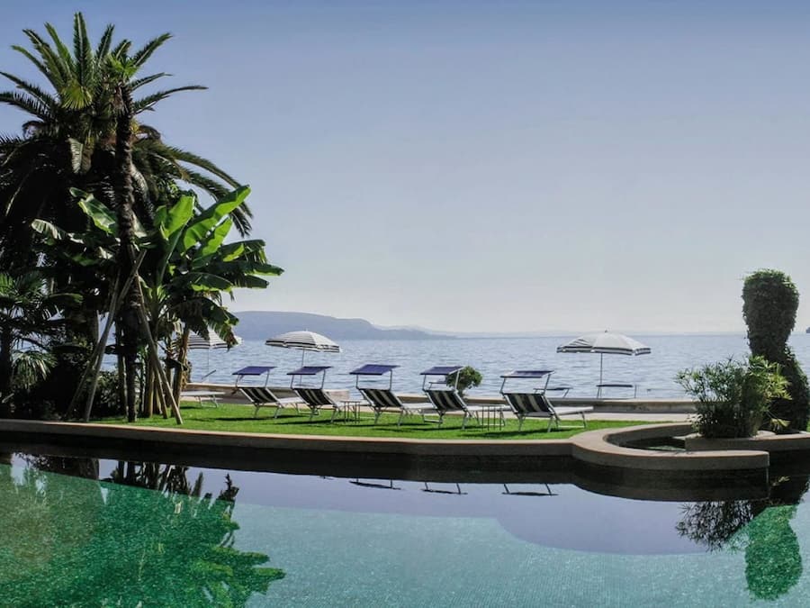 Piscine extérieure en saison