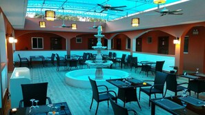 Se sirven desayunos, almuerzos y cenas; cocina local e internacional