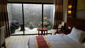 Cortinas blackout, tabla de planchar con plancha y wifi gratis 