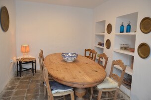 Habitación individual básica | Zona de estar | Una chimenea