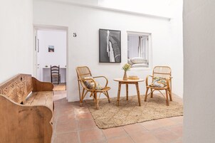Habitación Confort doble, 1 habitación | Espacio para trabajar con un portátil y tabla de planchar con plancha